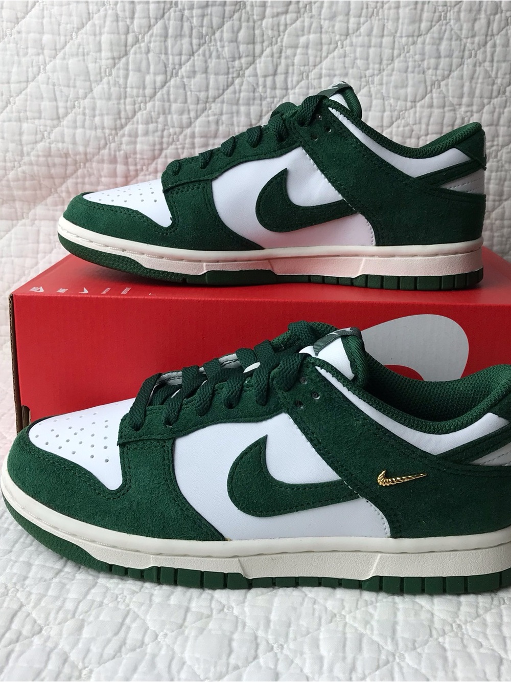 Nike Dunk Low Shoes Women’s SZ 6 Gorge Green Gold Mini Swoosh IB4417 100 - Picture 3 of 12